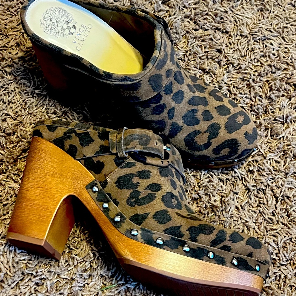 NWOB Vince Camuto Platform Clogs. Size 9m